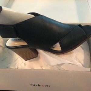 Beautiful peep toe ankle Velcro sandals